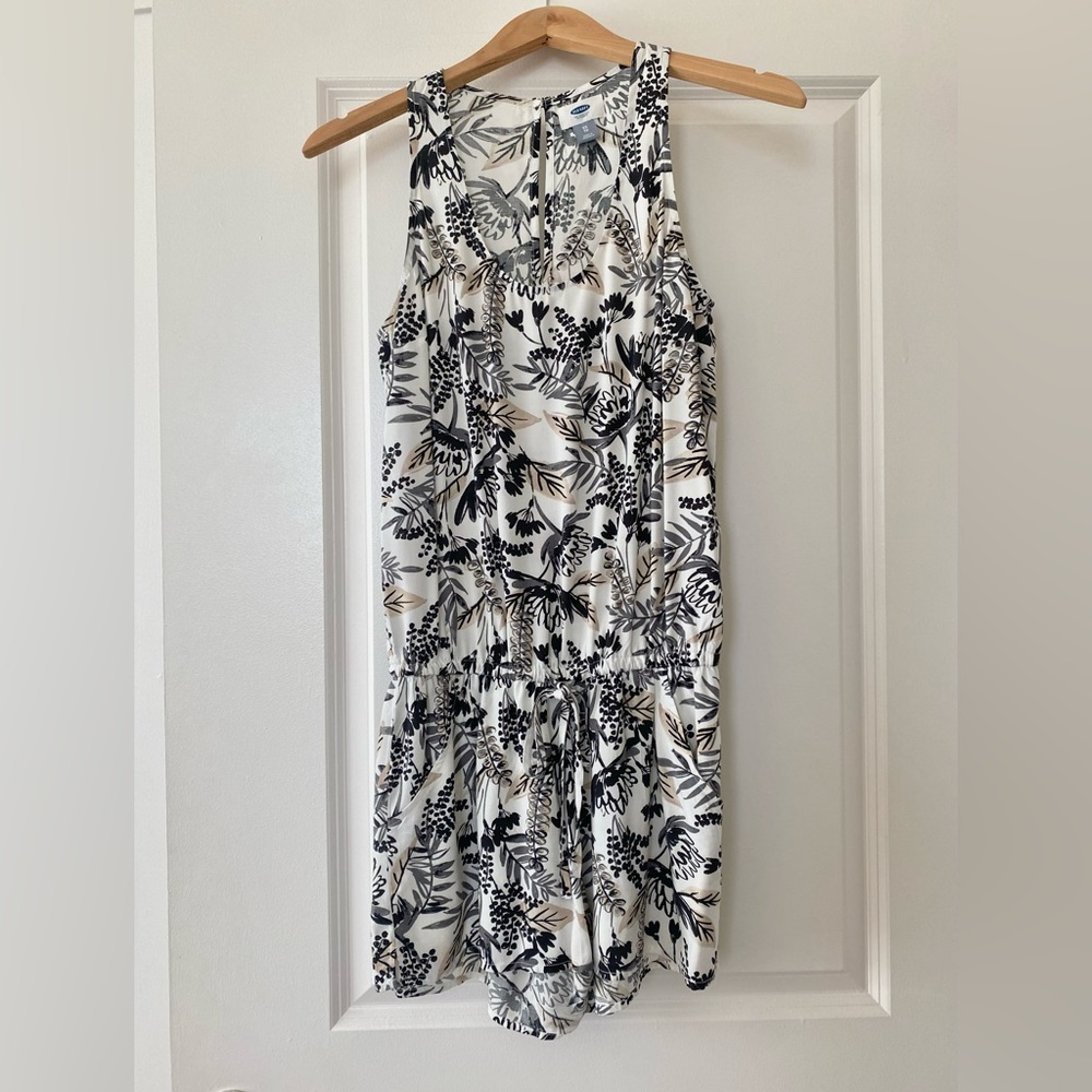 Women’s Old Navy White Printed Tank Romper - size XS